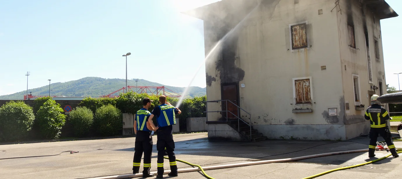 Feuerwehr löscht Brand