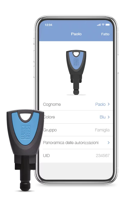 Zutrittsorganisation blueCompact Schluessel vor Smartphone italienisch